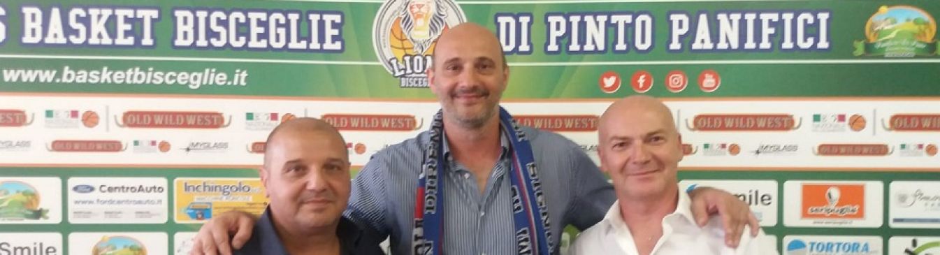 Coach Gigi Marinelli tra il presidente Di Benedetto e il ds Di Nardo